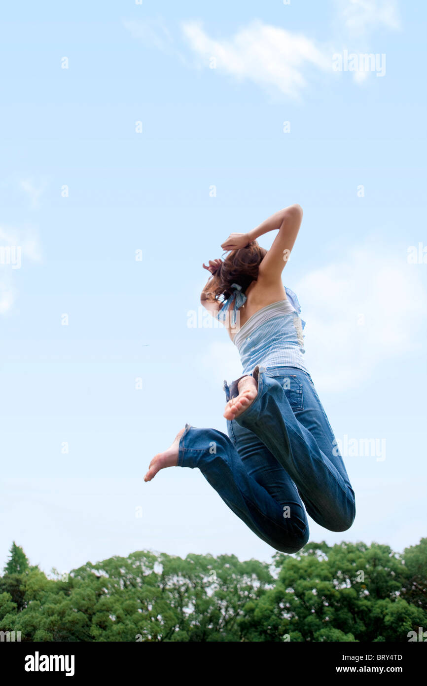 Junge Frau springen, Kopie Raum Stockfoto