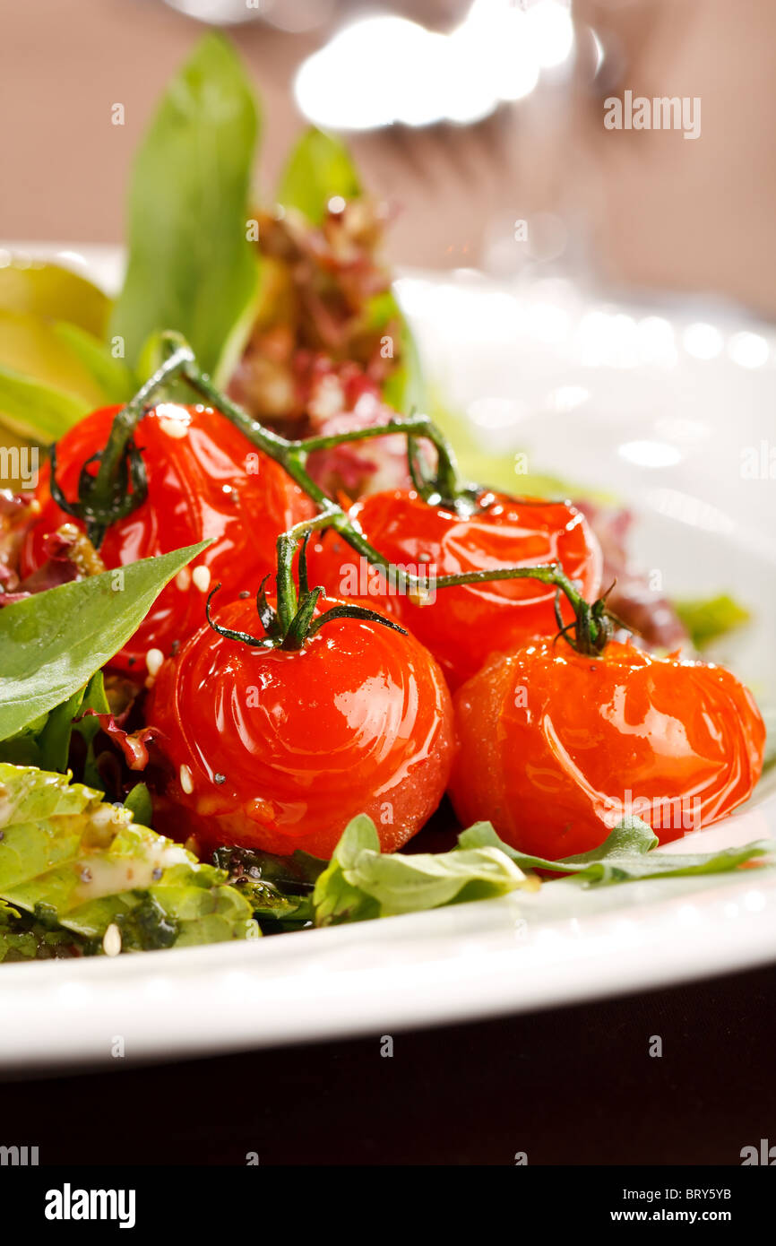 Salat mit Cherry-Tomaten, Birne und Blauschimmelkäse Stockfoto