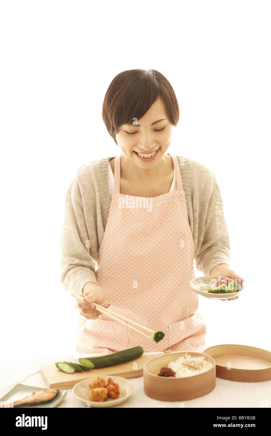 Junge Frau, Lunch Bag Stockfoto