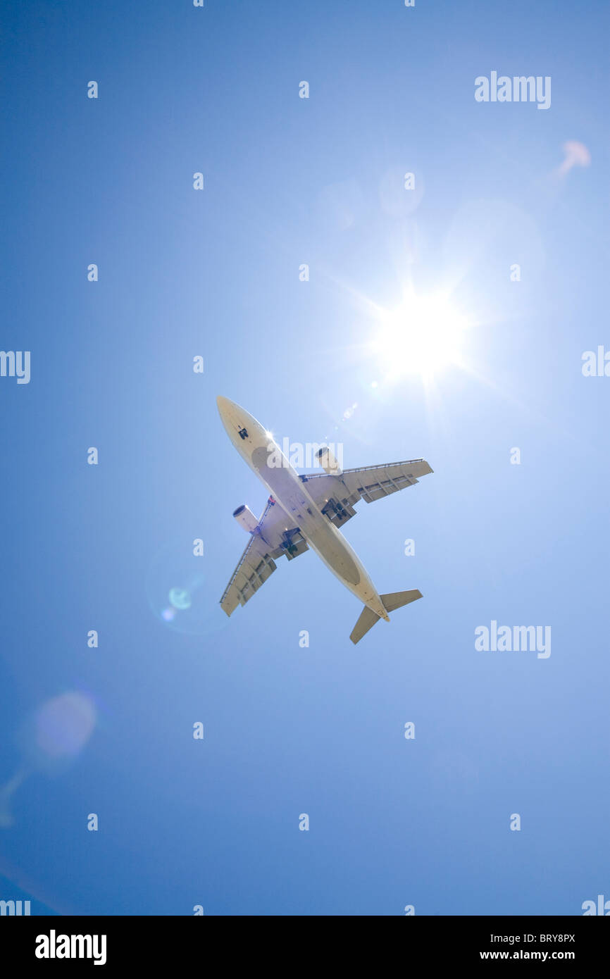 Commercial Airplane Low Angle View Stockfoto