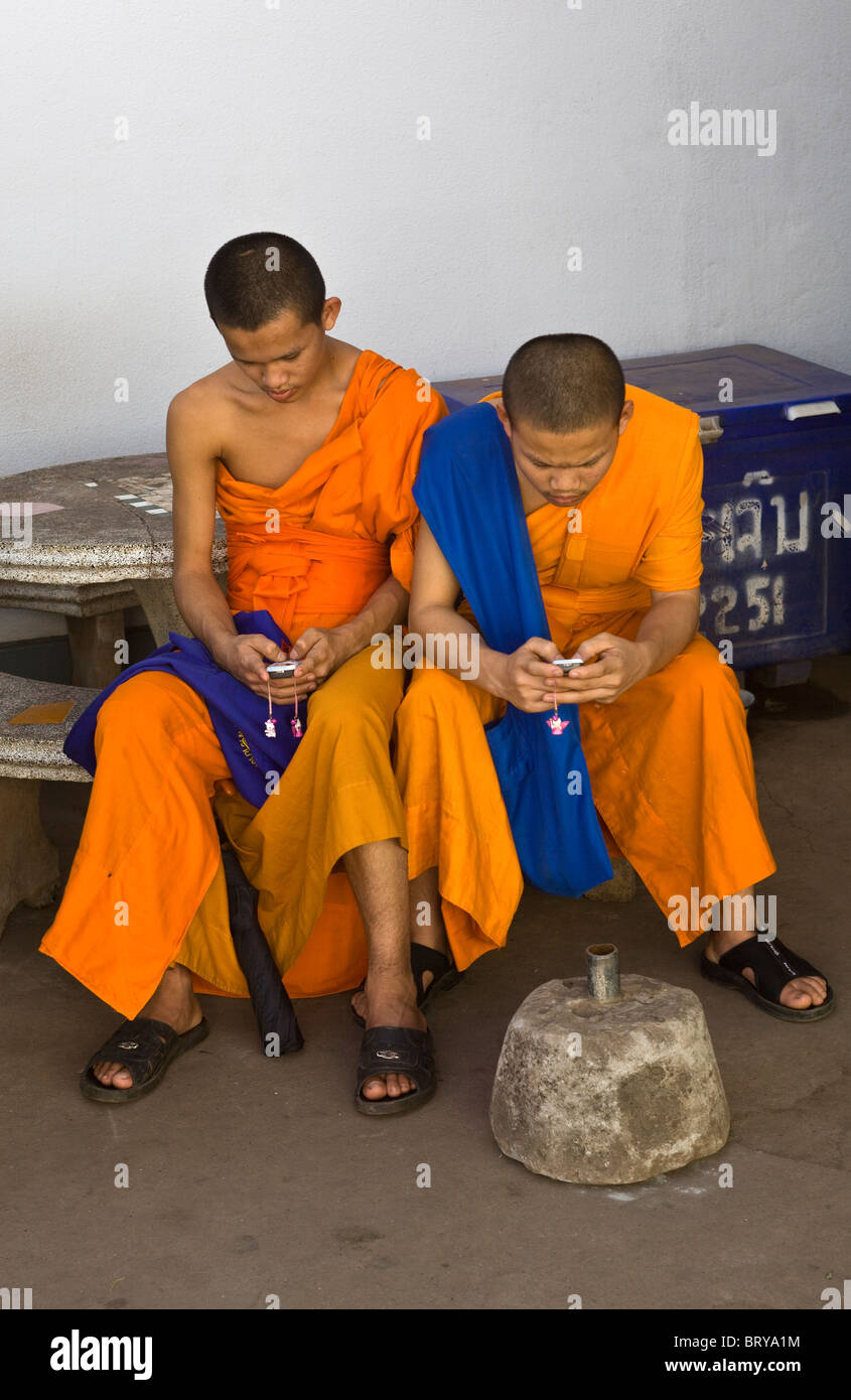 Junge buddhistische Mönche SMS auf Handy oder Mobiltelefone Vientiane Laos Stockfoto