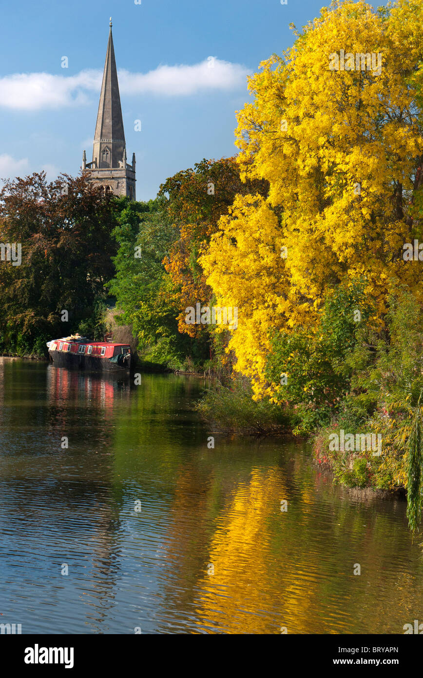 Herbstfärbung von Abingdon Brücke gesehen Stockfoto