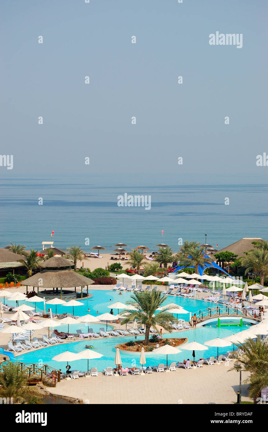 Schwimmbad mit Snack-Bar und Strand, Dubai, Vereinigte Arabische Emirate Stockfoto