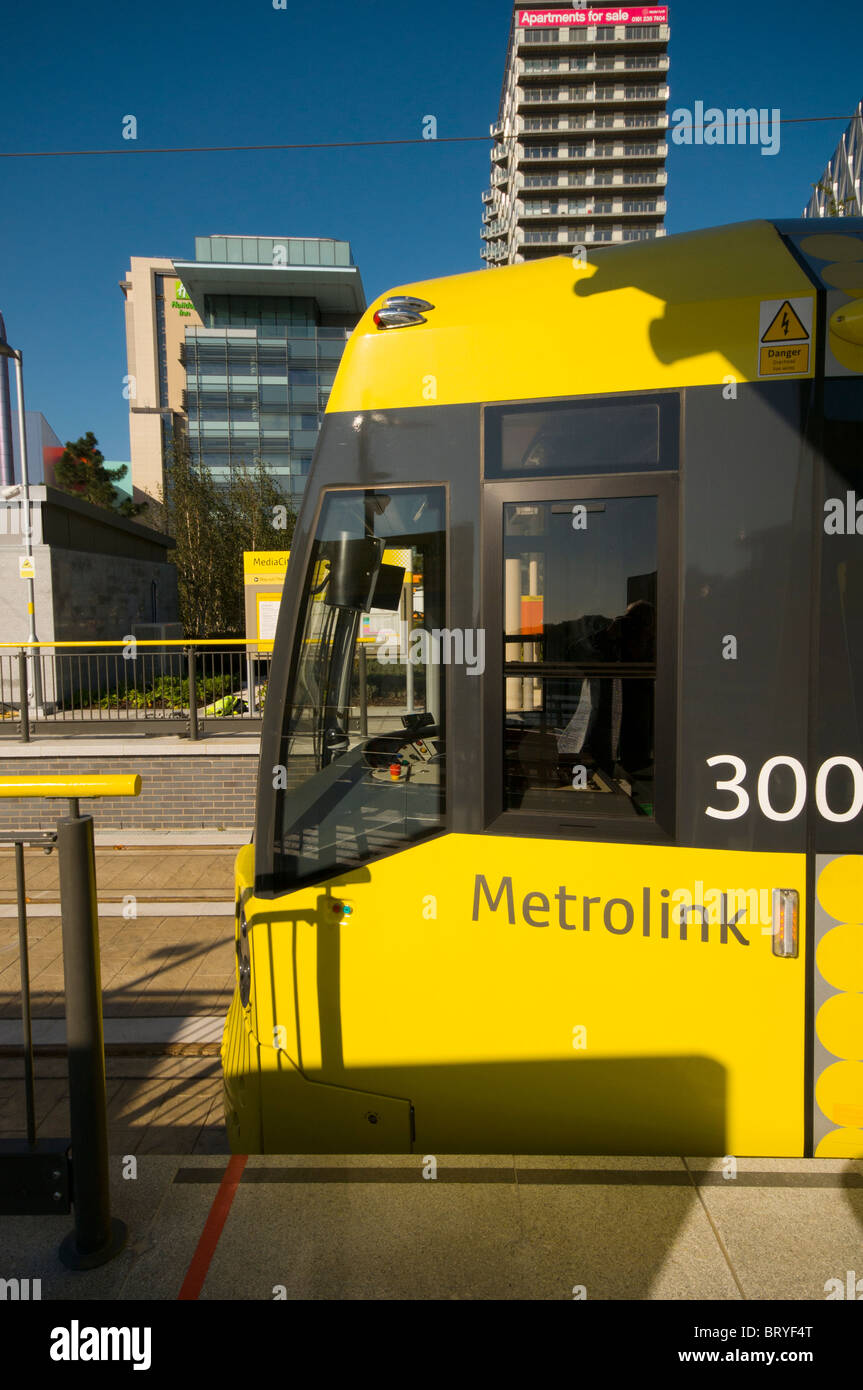 M5000 Flexity Swift Straßenbahn an der Metrolink Station bei MediaCityUK, Salford Quays, Manchester, England, UK. Stockfoto