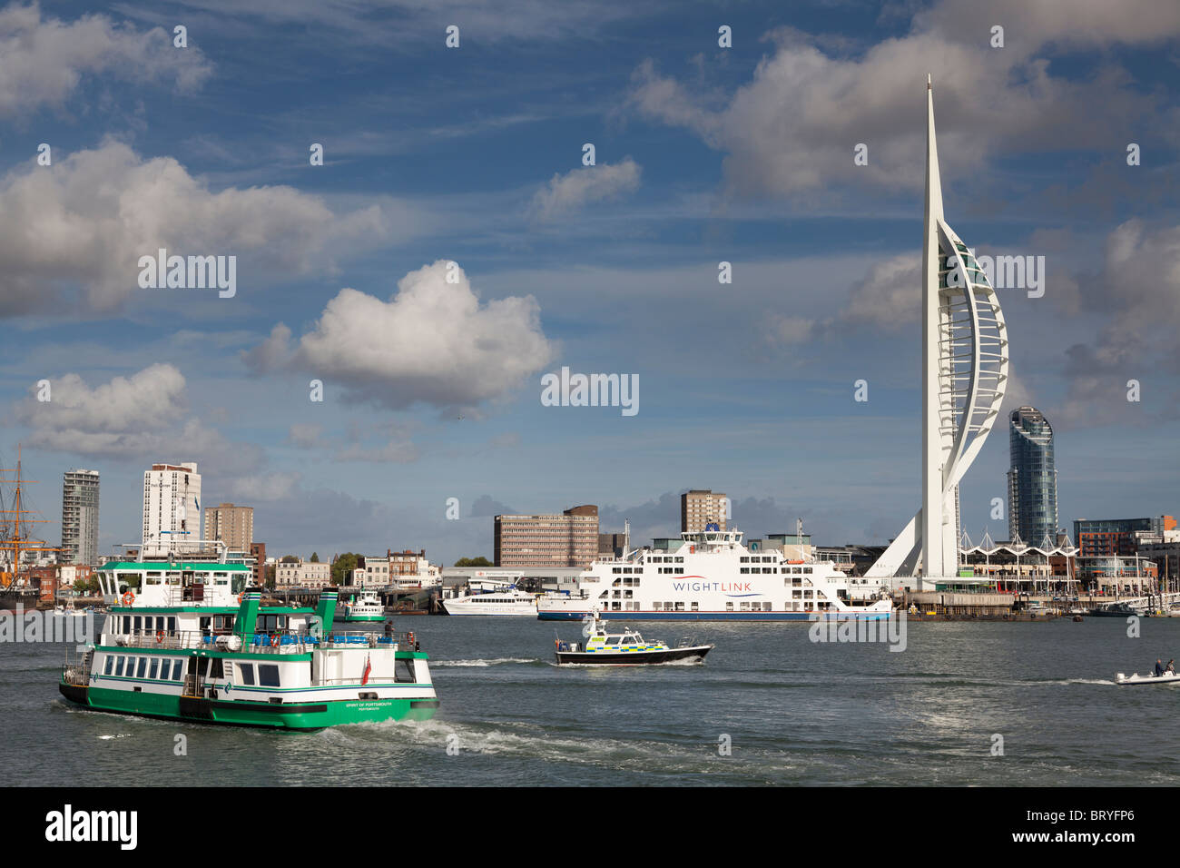 Hafen von Portsmouth mit Spinnacker Tower und Portsmouth Gosport Fähre. Stockfoto
