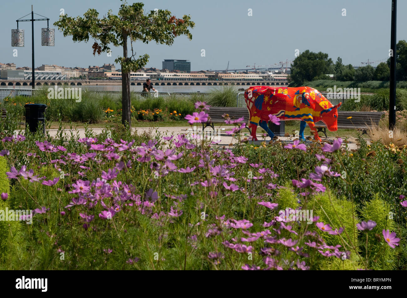 Kuh-Skulptur im Garten am Ufer der Garonne, gegenüber den Stock Exchange Square, Bordeaux, Frankreich Stockfoto