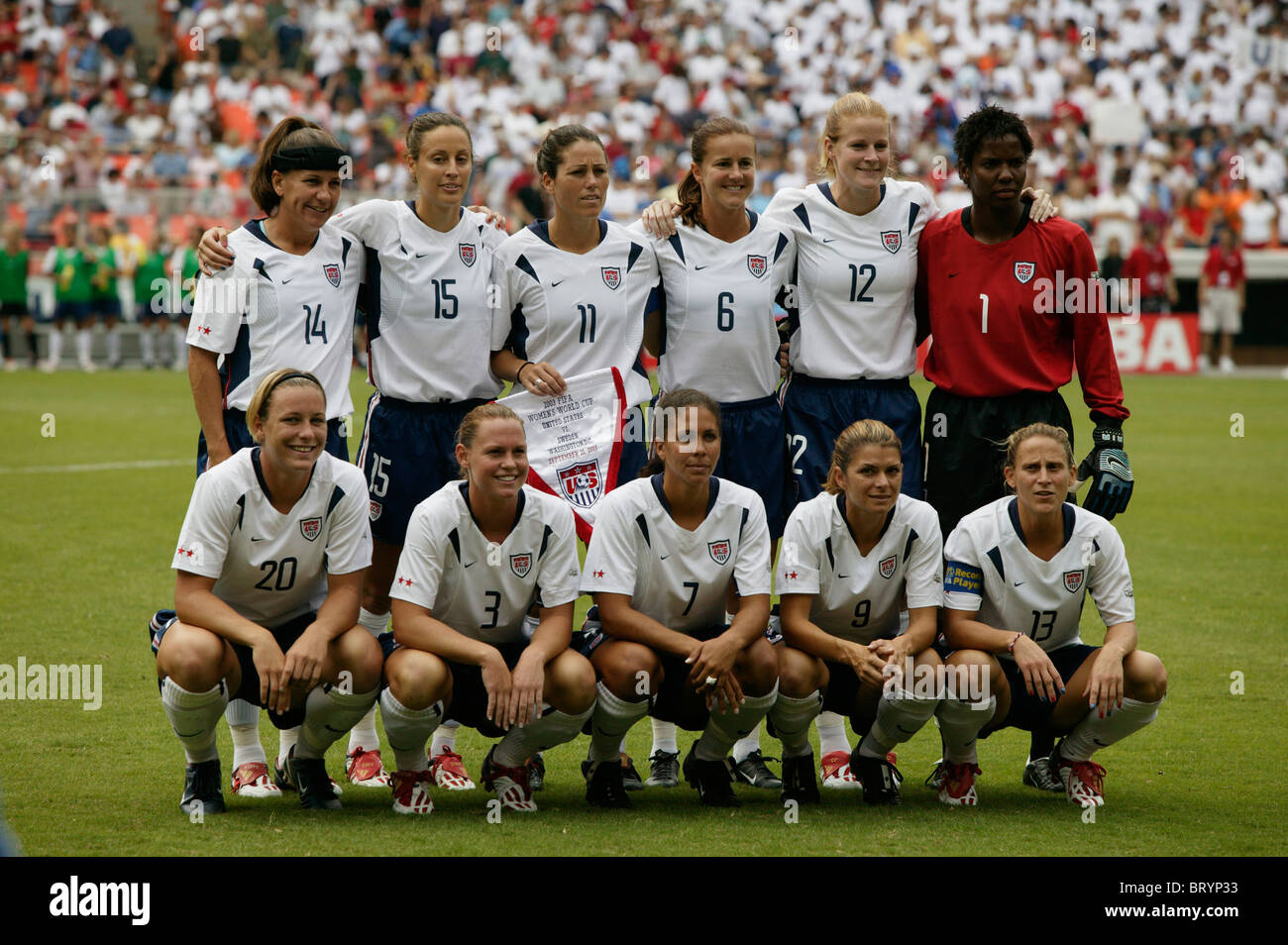 Die USA Nationalmannschaft ab elf Zeilen oben vor einem 2003-Frauen-WM-Fußball-match gegen Schweden (Einzelheiten im Desc). Stockfoto