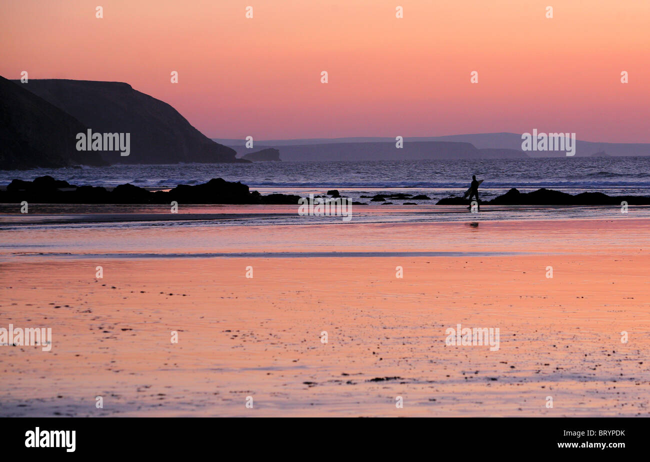 Surfer am Strand von Porthtowan bei Sonnenuntergang, North Cornwall Coast, England, UK. Stockfoto