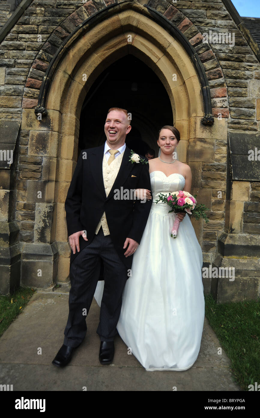 Braut und Bräutigam just married, zu Fuß aus der Kirche Stockfoto