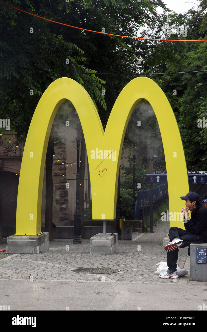 Eingang zu McDonald's, Basel, Schweiz Stockfoto