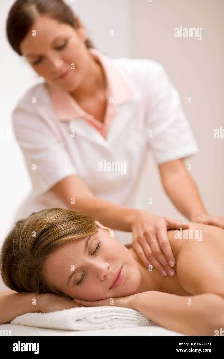 Körperpflege - Frau zurück im DaySpa massage Stockfoto