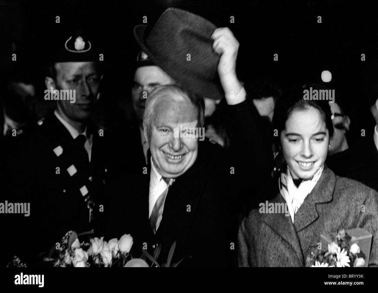 Charlie Chaplin erreicht Stockholm Arlanda Flughafen für einen kurzen Besuch in Stockholm und ein Treffen mit dem Regisseur Ingmar Bergman Stockfoto