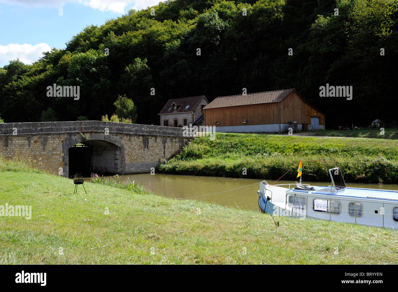 Boot am Schloss am Canal du Nivernais bei Corbigny, Nationalpark Morvan, Nièvre, Burgund, Frankreich Stockfoto