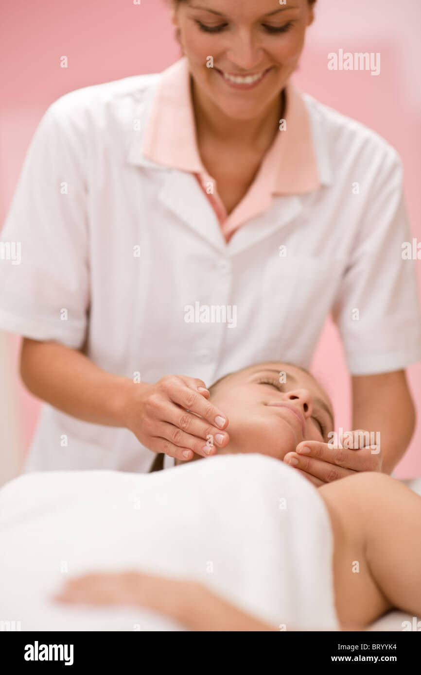 Wellness Körperpflege - Frau am Massage im Day-Spa-salon Stockfoto