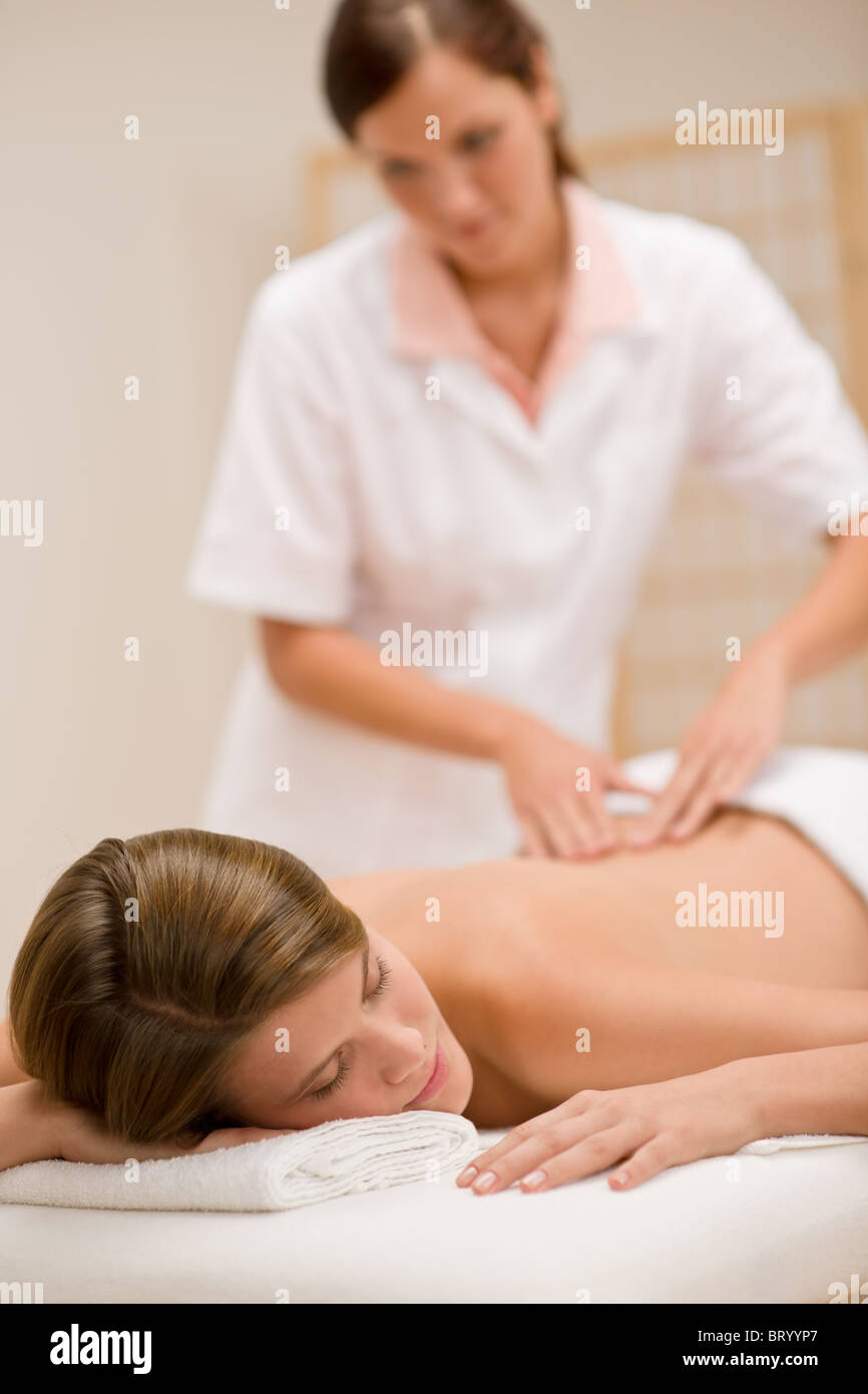 Körperpflege - Frau zurück im DaySpa massage Stockfoto