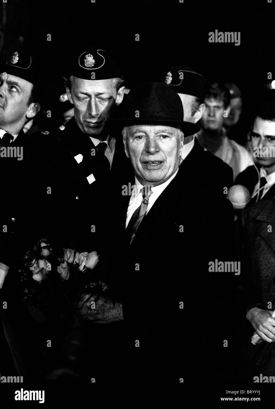 Charlie Chaplin erreicht Stockholm Arlanda Flughafen für einen kurzen Besuch in Stockholm und ein Treffen mit dem Regisseur Ingmar Bergman Stockfoto