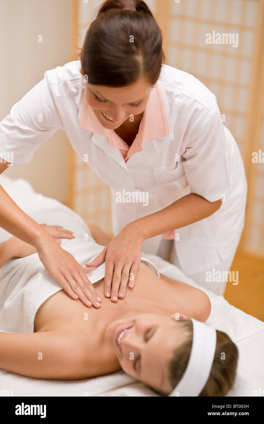 Hautpflege - Frau Dekolleté Massage im Salon im DaySpa Stockfoto