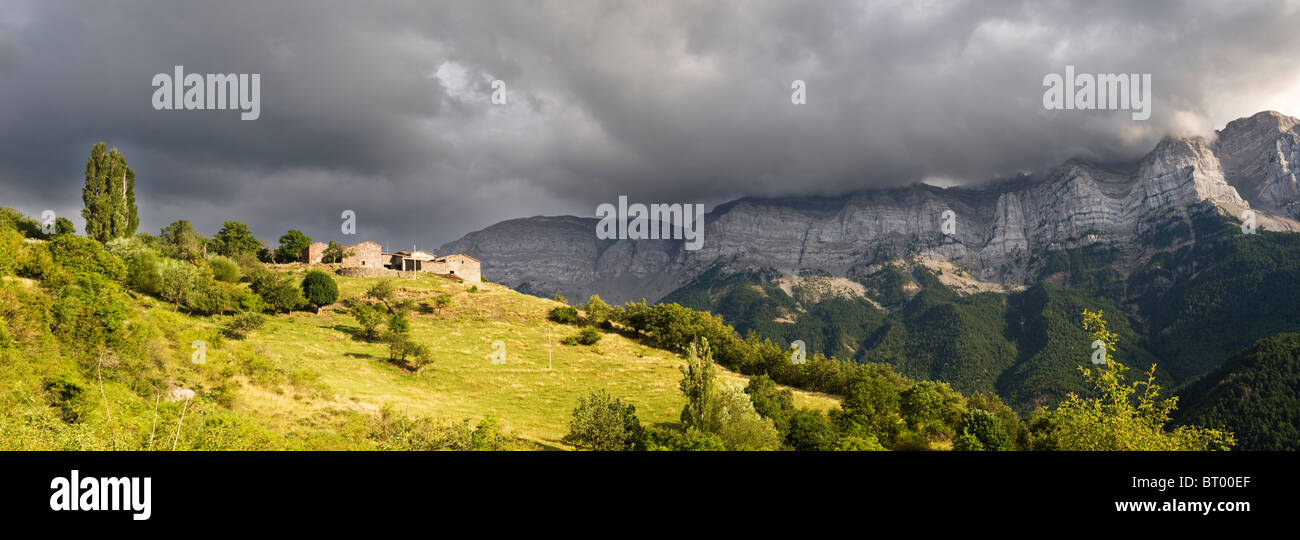 Panorama, einschließlich eines Teils der Bergkette Serra del Cadi und die Ansiedlung von Veinat de cal Pubill, in der Nähe von Cava, Katalonien Stockfoto