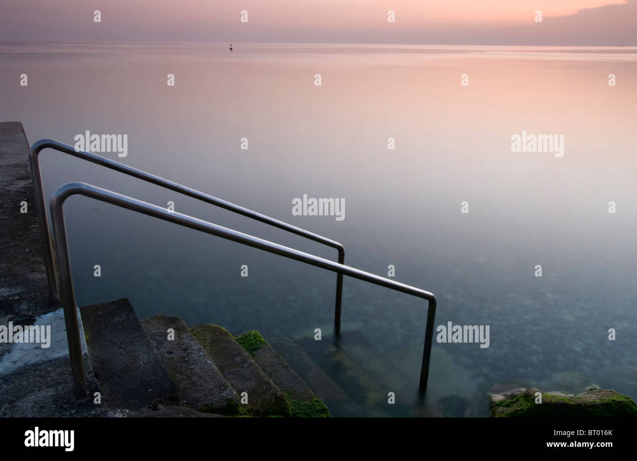 Pastell Sonnenuntergang in Piran in Slowenien; Handläufe führt zum Meer; Schritte ins Meer; Stockfoto