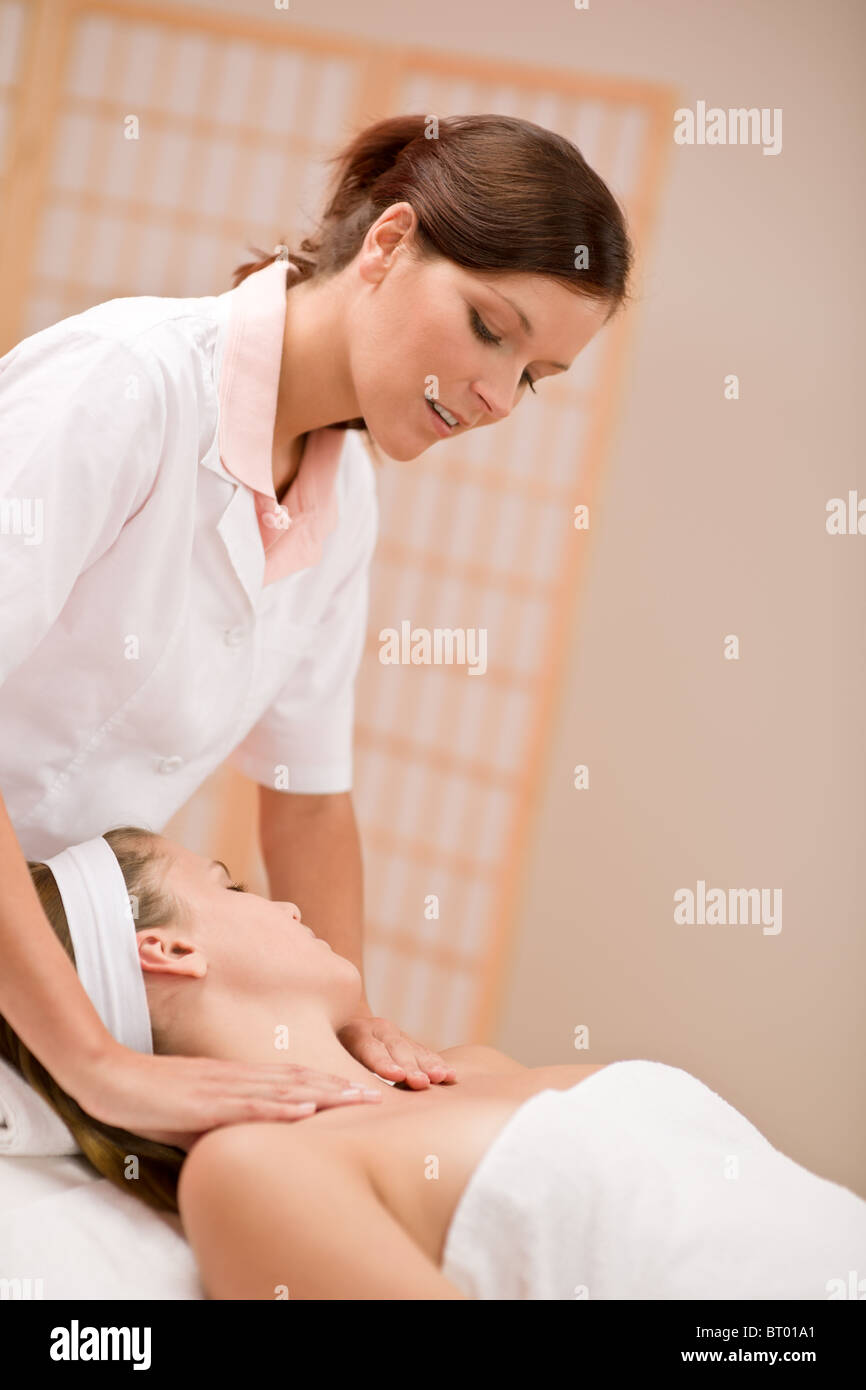 Wellness Körperpflege - Frau am Massage im Day-Spa-salon Stockfoto