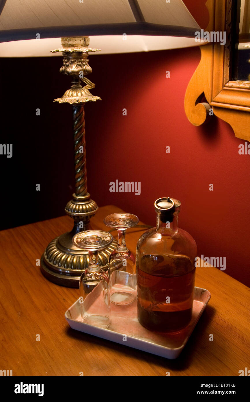 Portwein-Dekanter und zwei Weingläser auf Schreibtisch Stockfoto