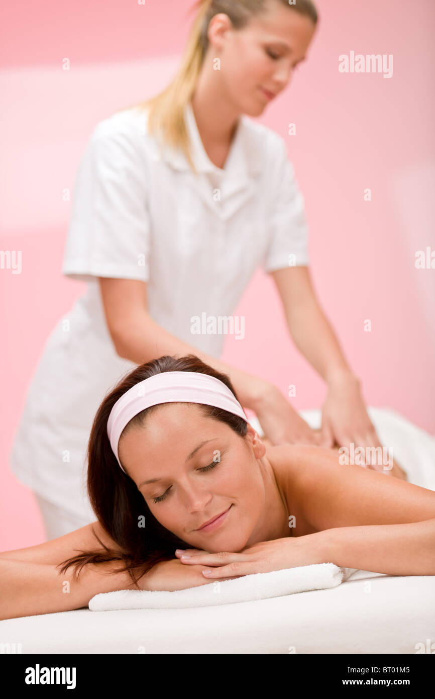 Körperpflege - Frau Rückenmassage im Day-Spa-massage Stockfoto