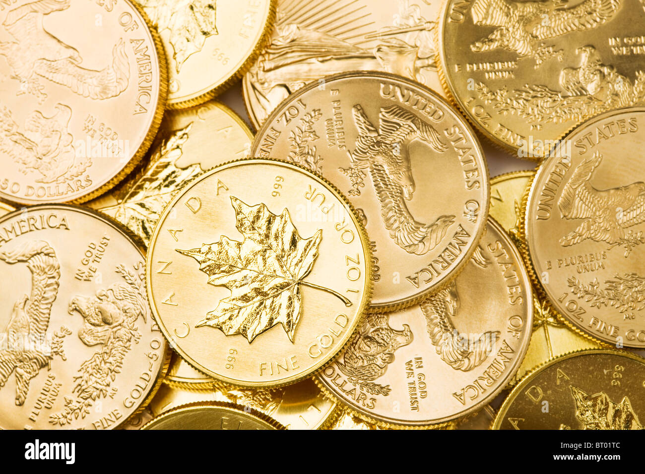 Kanadischen Münzen auf weißem Hintergrund Stockfoto