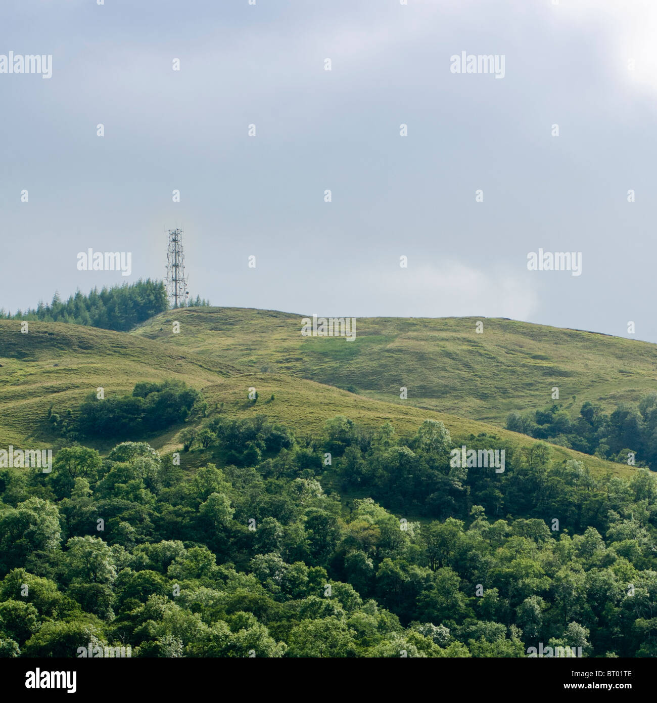 Mobiler Mast an der Spitze eines Hügels in Glencoe in den schottischen Highlands, UK Stockfoto