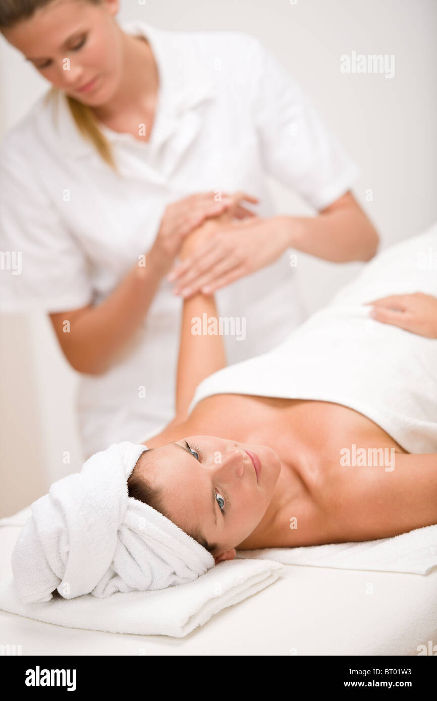 Körperpflege - Frau Hand massage im Day-Spa-salon Stockfoto