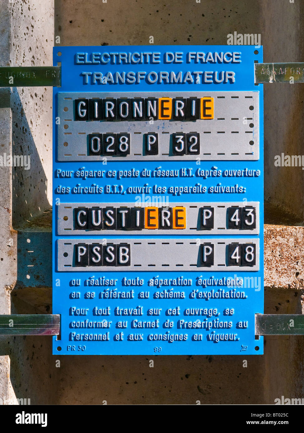 Informationen-Warnschild am Haushaltsstrom Post - Frankreich. Stockfoto