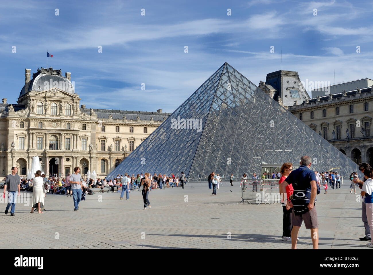 Innenhof des Palais du Louvre, Louvre Pyramiden, mit Pavillon Sully in den Hintergrund, und die vielen Touristen in Paris. Stockfoto