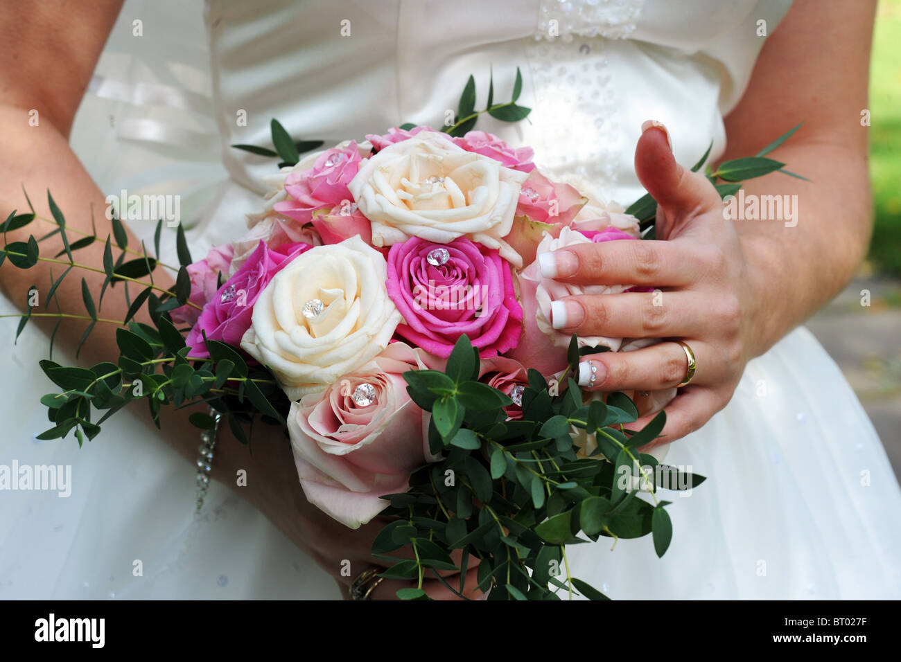 Eine Braut hält ihren Brautstrauß nahe Modell veröffentlicht Stockfoto