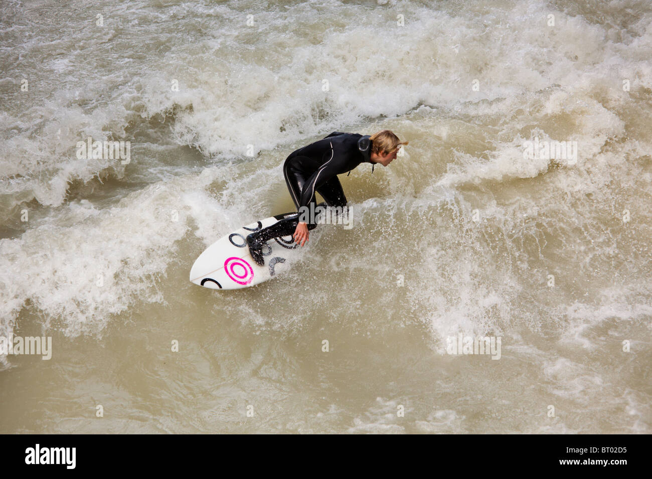 Surfer am Eisbach River im Zentrum von München, Deutschland Stockfoto