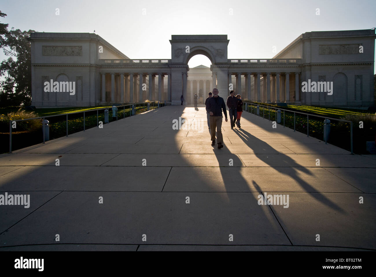 Am Nachmittag Sonne wirft lange Schatten der Besucher am Kunstmuseum California Palace of the Legion Of Honor in San Francisco. Stockfoto