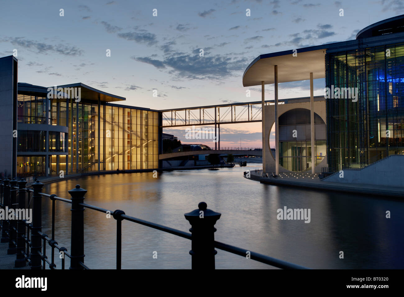 Spree mit Paul-Löbe-Haus Und Marie-Elisabeth-Lüders-Haus. Berlin Stockfoto