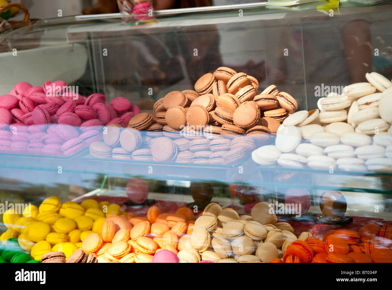 Makronen auf dem Display an French Bakery, Paris. Stockfoto