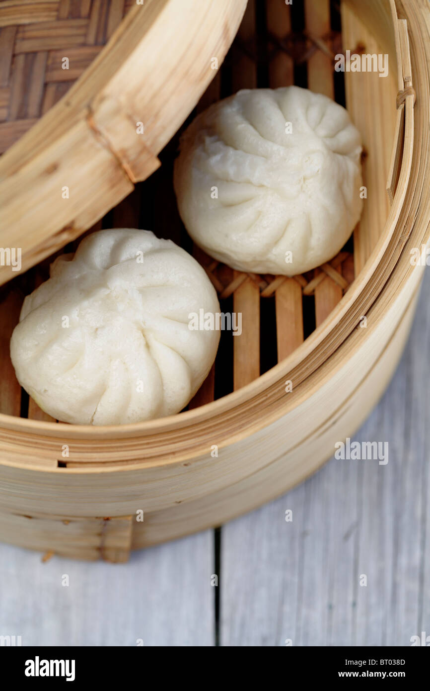 Nahaufnahme von gedämpften Dim Sum Schweinefleisch Brötchen im Bambuskorb Stockfoto