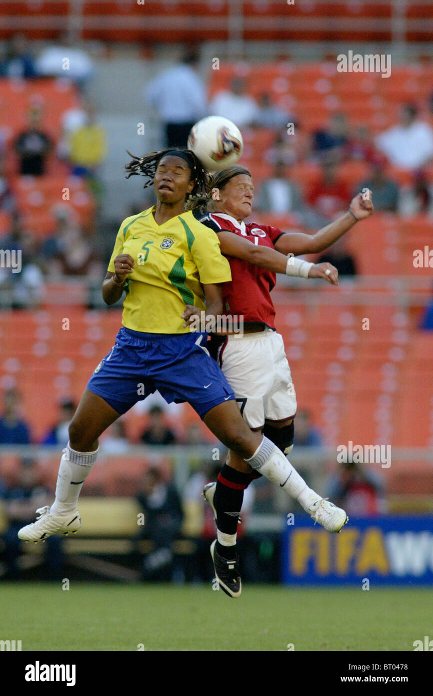 Renata Costa aus Brasilien (5) und Trine Ronning of Norway (r) wetteifern um einen Header während einer 2003-Frauen WM-Fußballspiel. Stockfoto