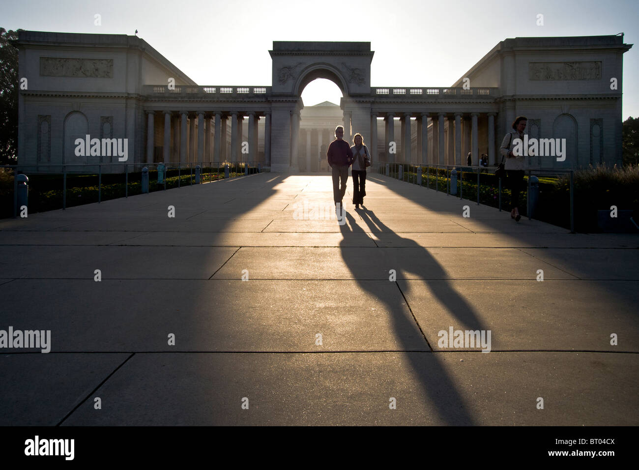 Am Nachmittag Sonne wirft lange Schatten der Besucher am Kunstmuseum California Palace of the Legion Of Honor in San Francisco. Stockfoto