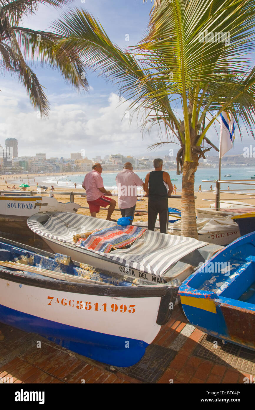 Angelboote/Fischerboote auf der Avenida Las Canteras Strand in Las Palmas de Gran Canaria. Stockfoto