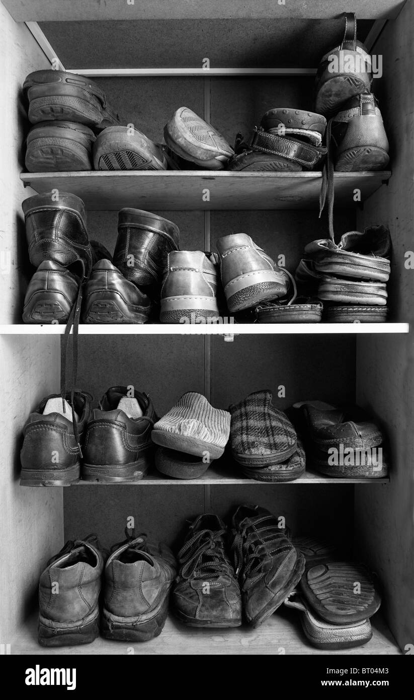 Eine alte hölzerne Schuhe Schachtel mit vielen verschiedenen Schuhe innen. Stockfoto