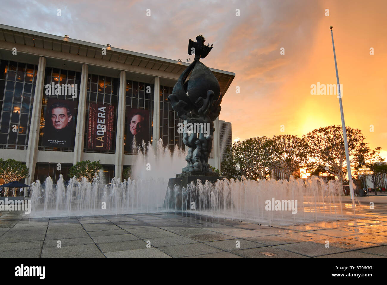 Den berühmten Brunnen an der Los Angeles Music Center in der Innenstadt während des Sonnenuntergangs. Stockfoto