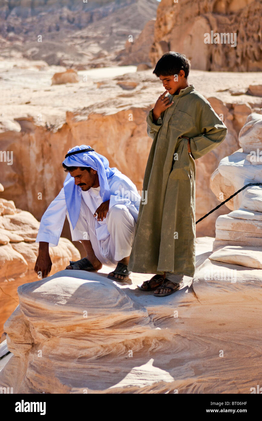 Beduinen-Vater und Sohn bei den White Canyon, Sinai, Ägypten. Stockfoto