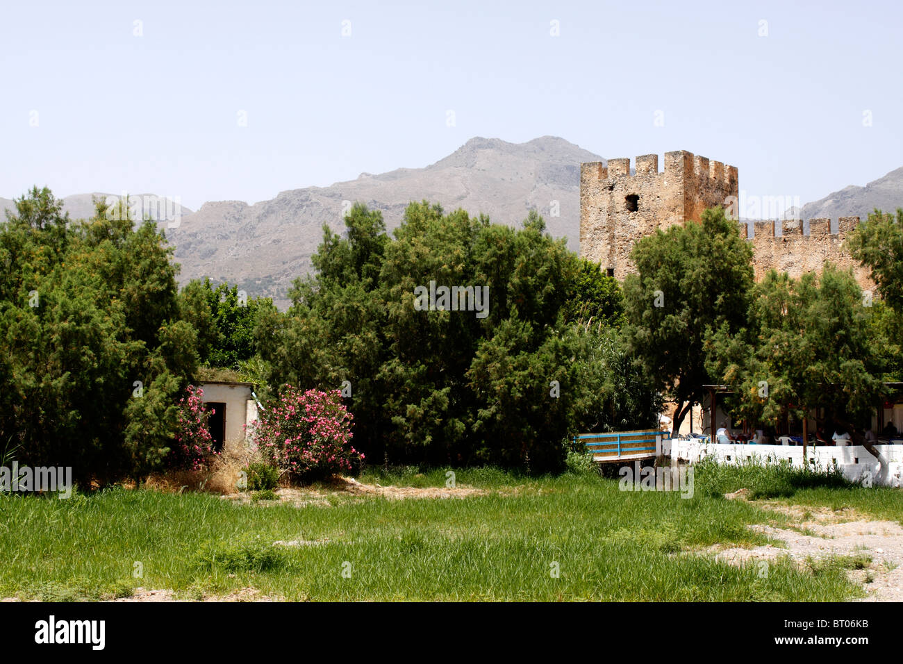 DIE LEFKA ORI, DIE WEIßEN BERGE ERHEBEN SICH ÜBER FRANGOKASTELLO AUF DER GRIECHISCHEN INSEL KRETA. Stockfoto