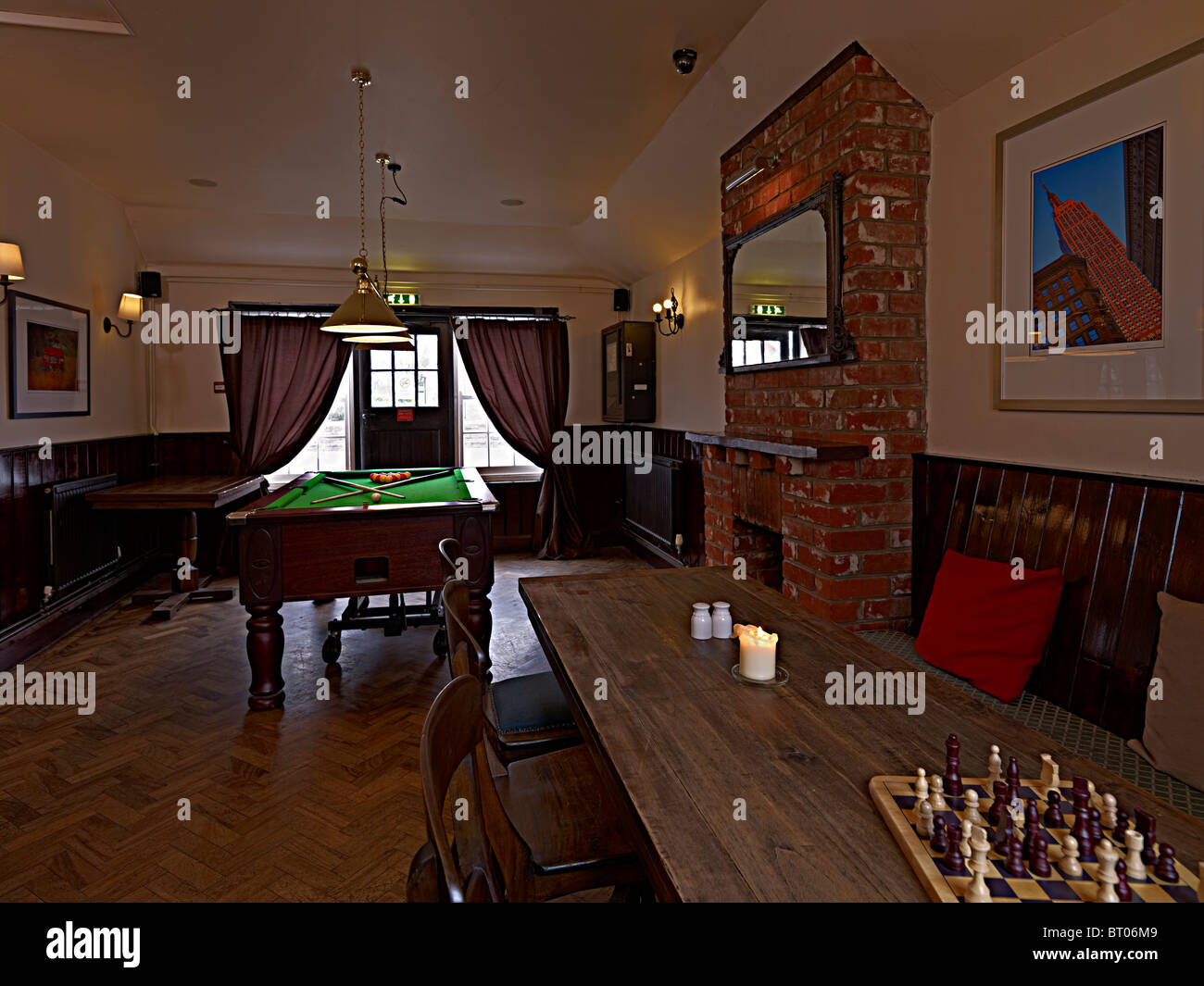Der Billardtisch im Spielzimmer eines alten englischen Pub oder Wirtshaus im Vereinigten Königreich Stockfoto