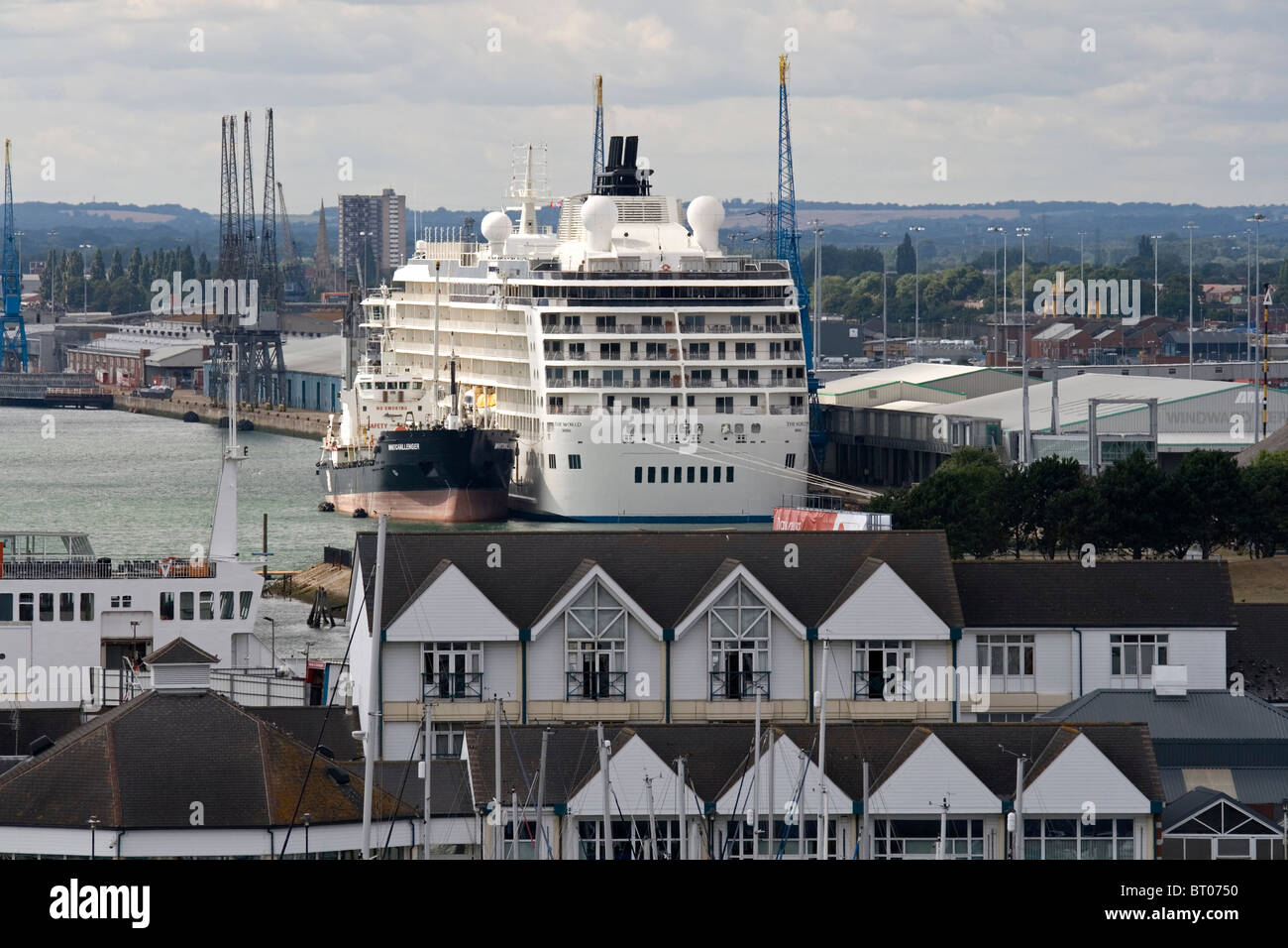 Der Welt, eine Private Kreuzfahrt Schiff im Besitz seiner Bewohner.  Hier festgemacht an Southampton, England. Stockfoto