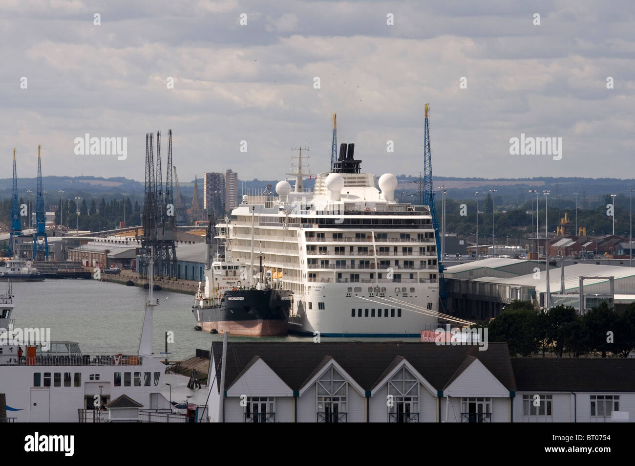 Der Welt, eine Private Kreuzfahrt Schiff im Besitz seiner Bewohner.  Hier festgemacht an Southampton, England.  Reist um die Welt. Stockfoto