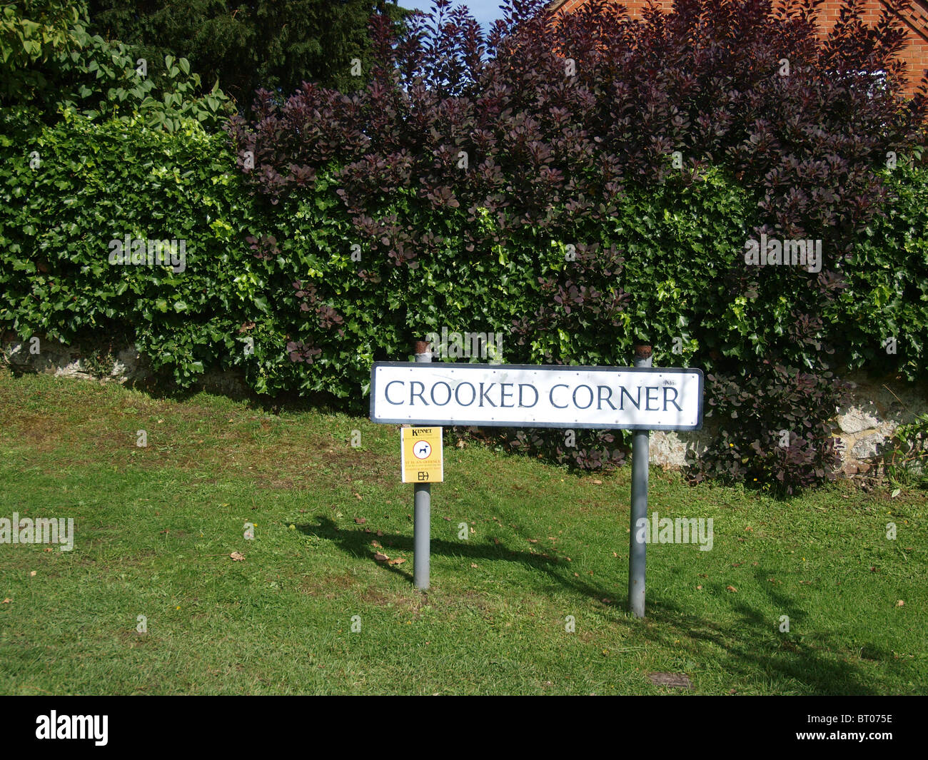 Aldbourne Wiltshire interessante Straßenschild in der Nähe von Kirche Stockfoto