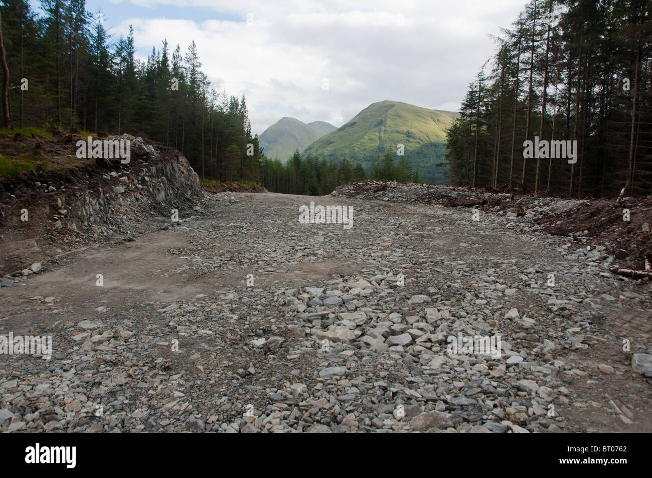 Große Straße Bauarbeiten durch die Berge in Glencoe, Schottland Stockfoto