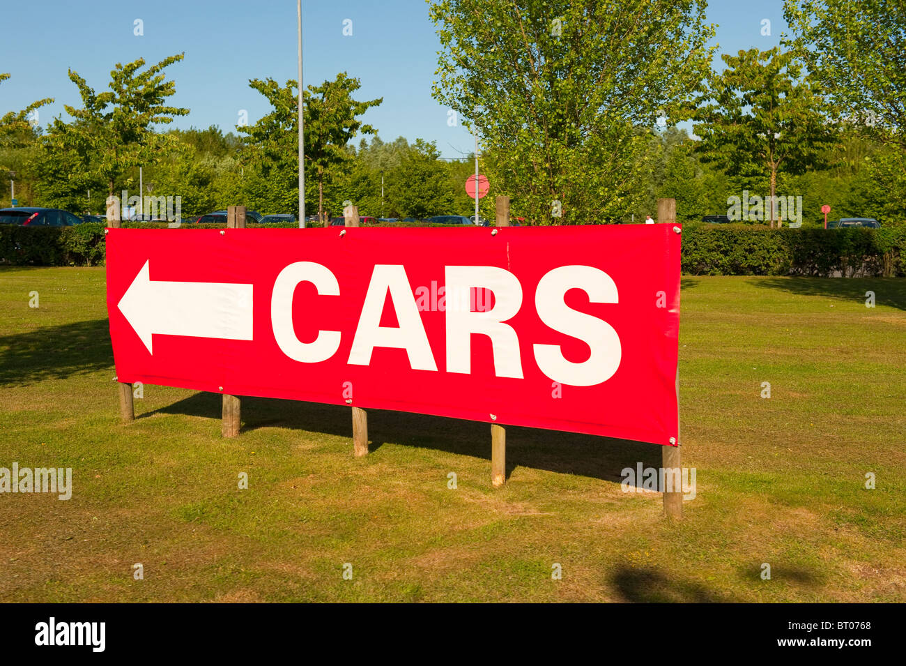 Autos, die rot weißen Schild groß um Pfeil links Stockfoto